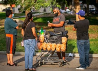 Vendedores ambulantes podrán obtener a precios accesibles permisos para trabajar en Los Ángeles 
