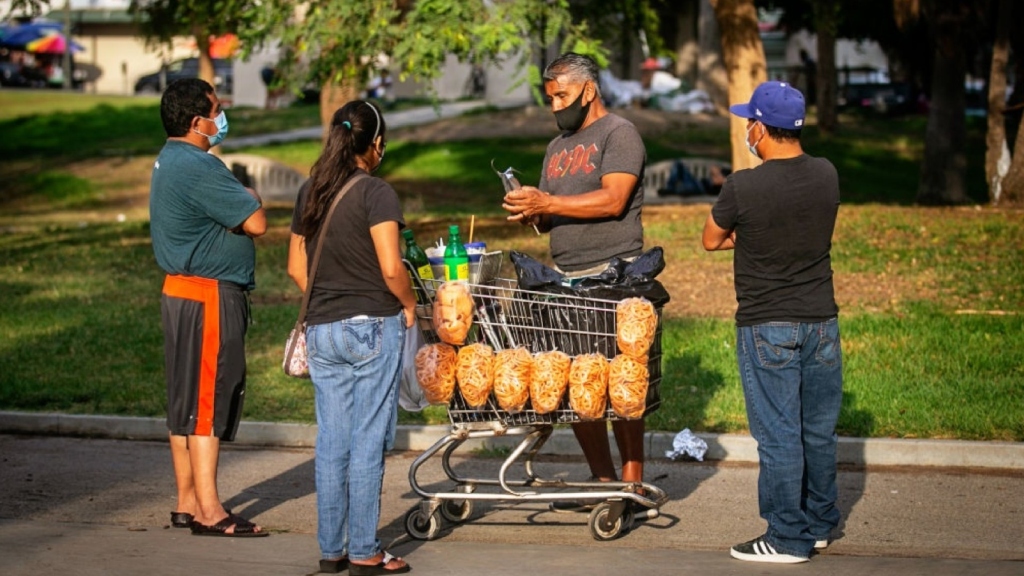 Vendedores ambulantes podrán obtener a precios accesibles permisos para trabajar en Los Ángeles 