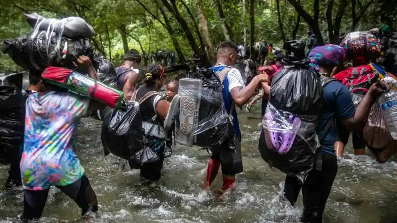 Panamá instala alambres de púas en selva del Darién (+Video)