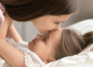 Despertar a los niños con besos reduce los gritos, el estrés y la ansiedad