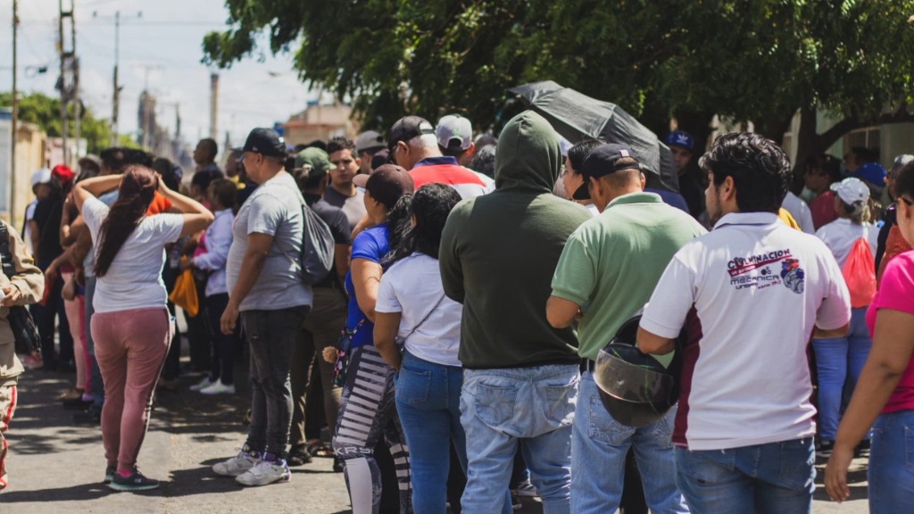 Venezolanos acuden masivamente a votar en el interior del país (+Videos)