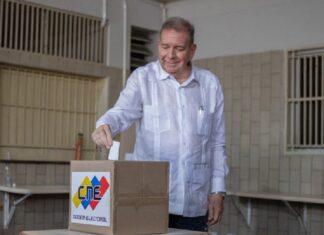 Edmundo González reitera el llamado a votar previo al cierre de mesas