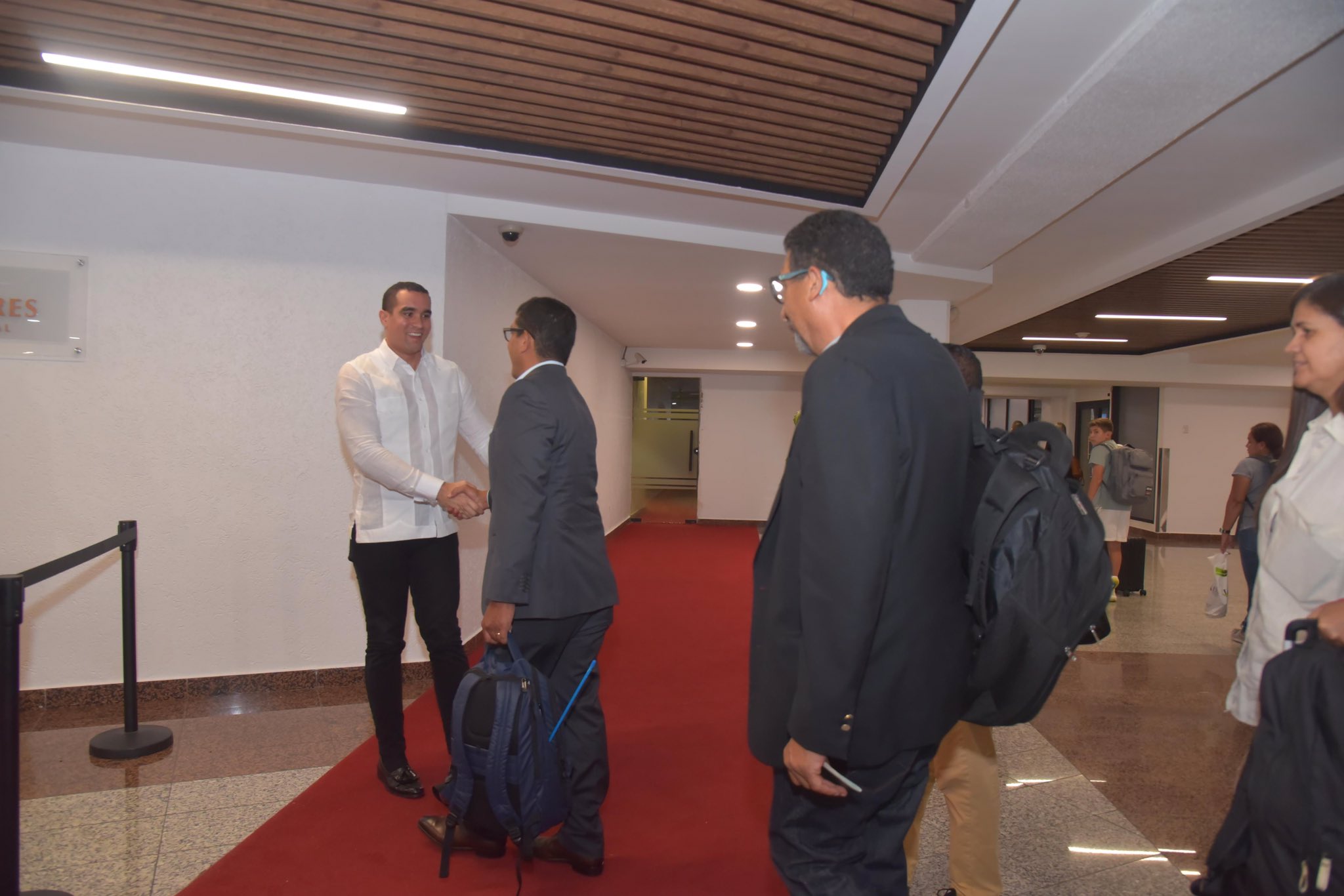 Funcionarios diplomáticos retirados de Embajadas venezolanas arribaron al país