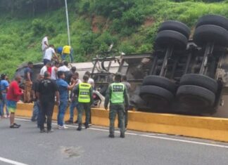 Gandola de gas se volcó y cayó sobre un vehículo en la ARC este #10Jul (+Fotos)