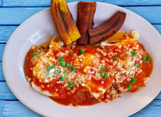 Huevos motuleños, un clásico del desayuno mexicano