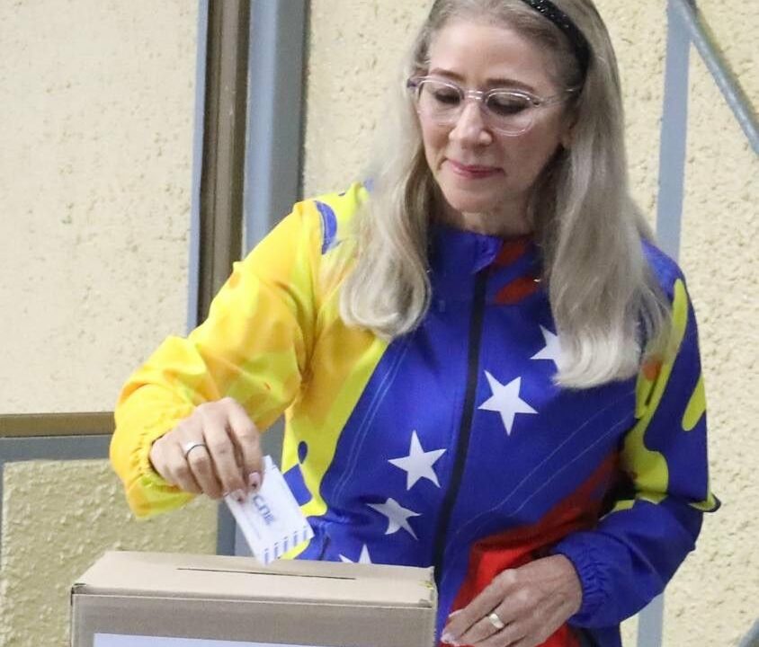 La primera dama Cilia Flores ejerció su derecho al voto