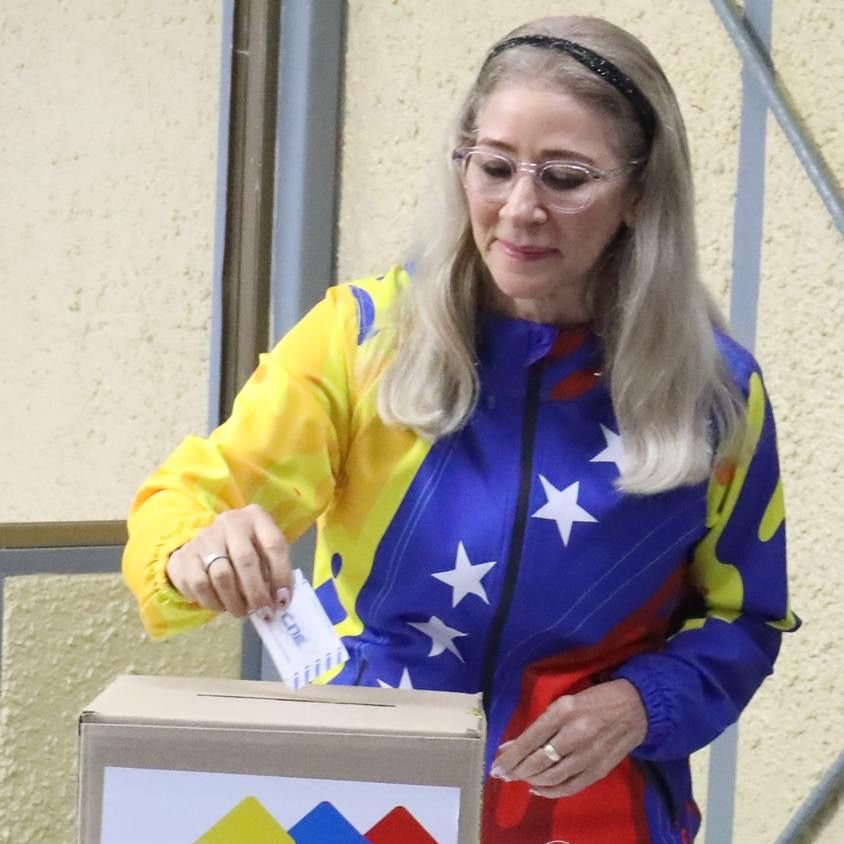 La primera dama Cilia Flores ejerció su derecho al voto