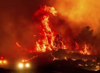 Desalojan a residentes y cierran carreteras debido a un gran incendio en California