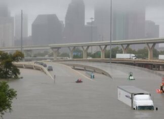 Houston | Así fue el rescate de un hombre varado encima de su carro por inundaciones (+Video)