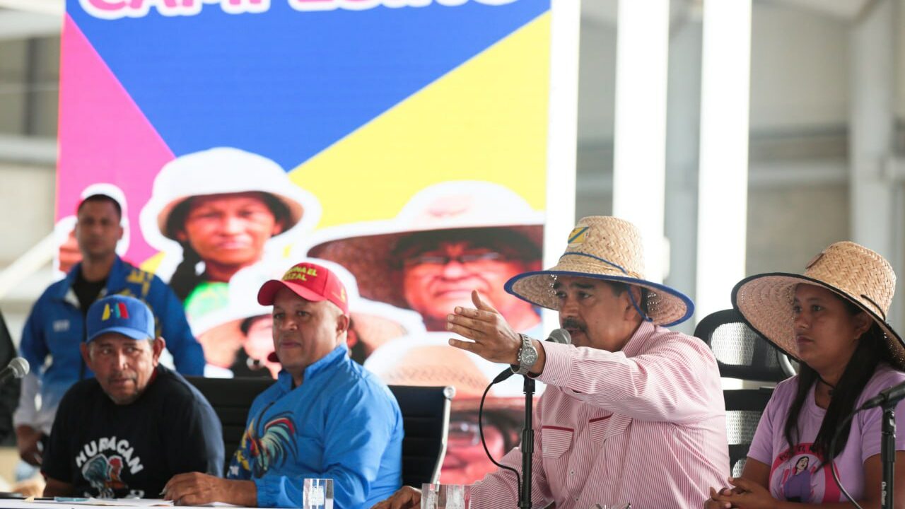 Maduro anuncia los Clap de combustible y fertilizantes para sectores productivos