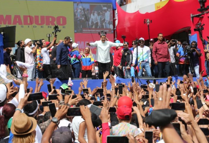 Maduro afirma que la cantante Karol G le envió una canción para su campaña (+Video)