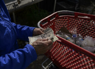 Inmigrante revela cuánto dinero gana al recoger latas y botellas plásticas (+Detalles)
