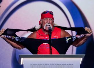 Luchador Hulk Hogan se rasga la camisa para anunciar su respaldo a Donald Trump (+Video)