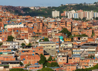 Usuarios reportan cacerolazos en zonas de Caracas