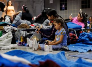 EEUU | Gobierno insiste en el cierre de refugios para inmigrantes en Texas (+Detalles)