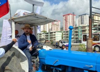 Daniel Ceballos inicia su campaña electoral con un tractor (+Video)