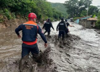 Rescatan a nueve personas tras desbordamiento del río en Cumanacoa (+Video)