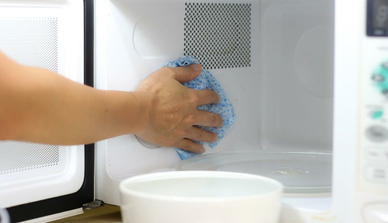 Este es el truco viral en las redes sociales para limpiar el microondas ¡Descubre si funciona!
