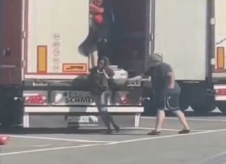 Viral | Hombre en Italia saca a latigazos a varias migrantes de su camión (+Video)