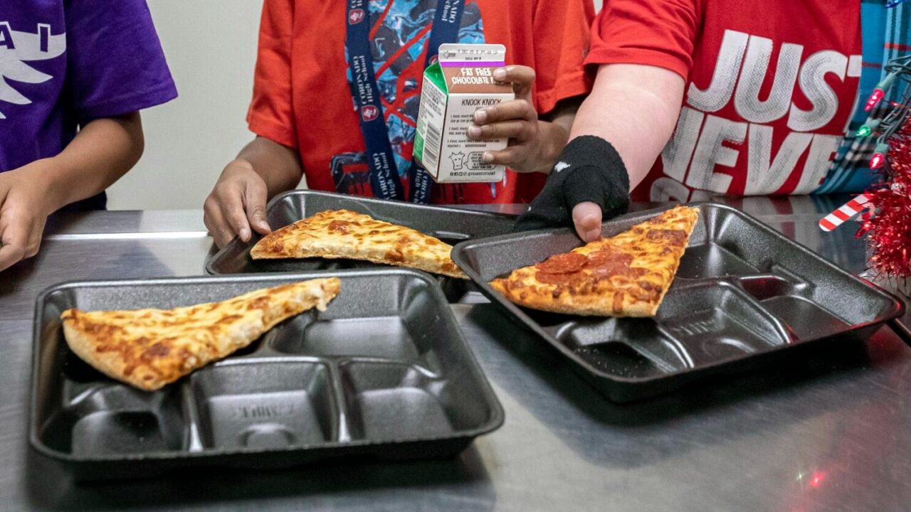 EEUU: Estas escuelas en Texas darán comida gratis a los niños el próximo año escolar