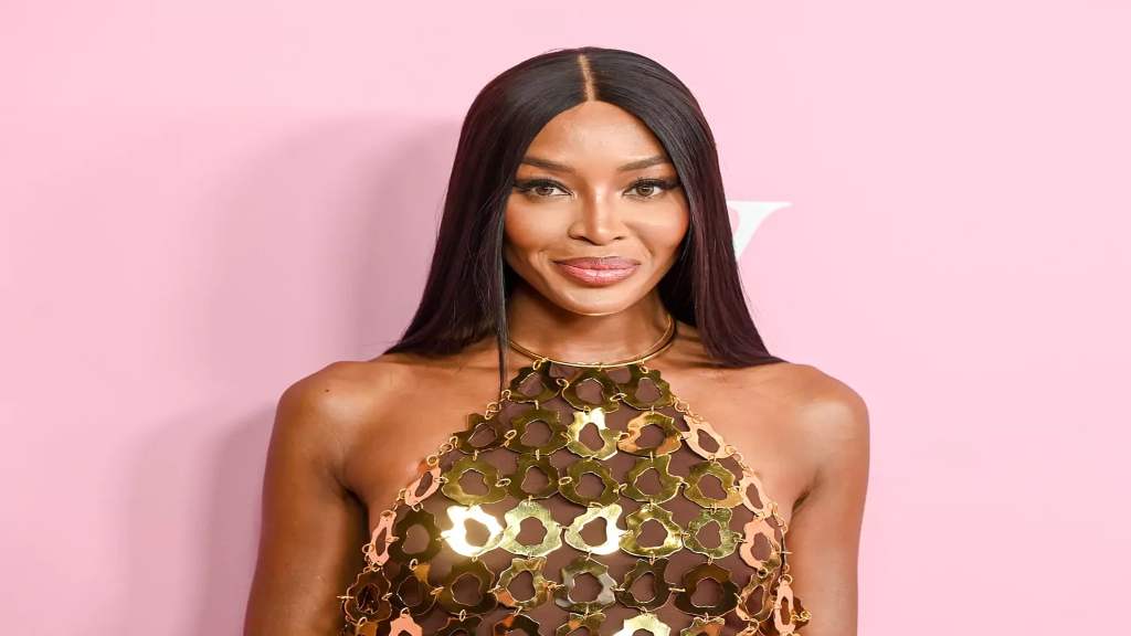 Naomi Campbell se deja ver con poca ropa a sus 54 años (+FOTO)