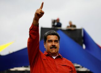 Candidato Nicolás Maduro ejerce el voto en Caracas (+Video)