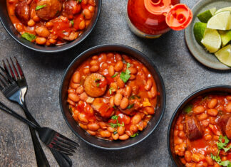 Disfruta del sabor clásico estadounidense con un baked beans casero.