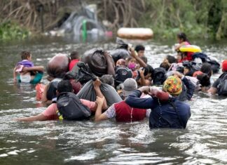 Nueve migrantes quedaron atrapados por la corriente en el río Bravo