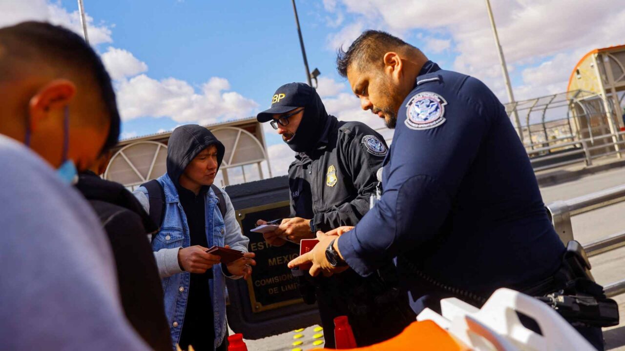 Así funciona la aplicación telefónica que vigila a migrantes en EEUU