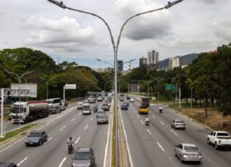 Reparan tubería en plena autopista Gran Cacique Guaicaipuro (+Video)