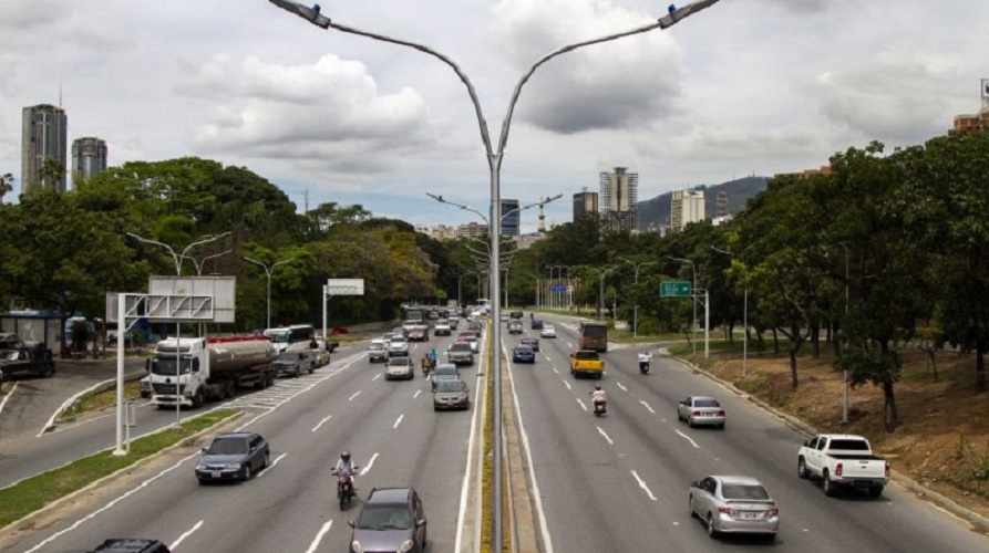 Reparan tubería en plena autopista Gran Cacique Guaicaipuro (+Video)