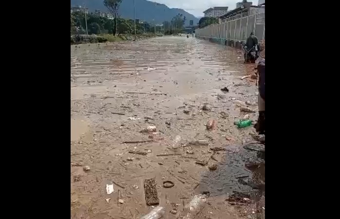 ¡Atención! Autopista Francisco Fajardo inundada tras fuertes lluvias este #12Ago