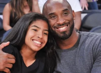 Los Lakers develan estatua en homenaje a Kobe Bryant y a su hija Gigi