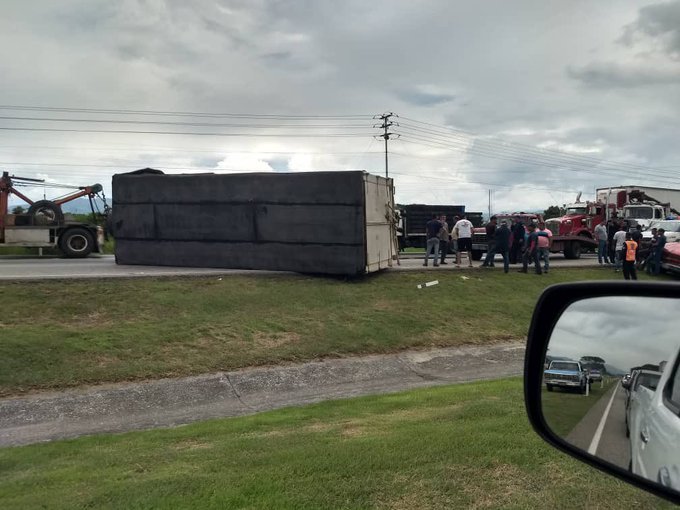 Se volcó gandola en la Autopista Regional del Centro a la altura de Aragua (+Detalles)