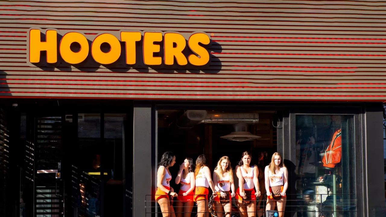 EEUU | Mujer logra ganar $451 por trabajar 4 horas en Hooters 