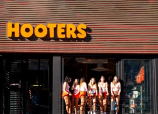 EEUU | Mujer logra ganar $451 por trabajar 4 horas en Hooters 