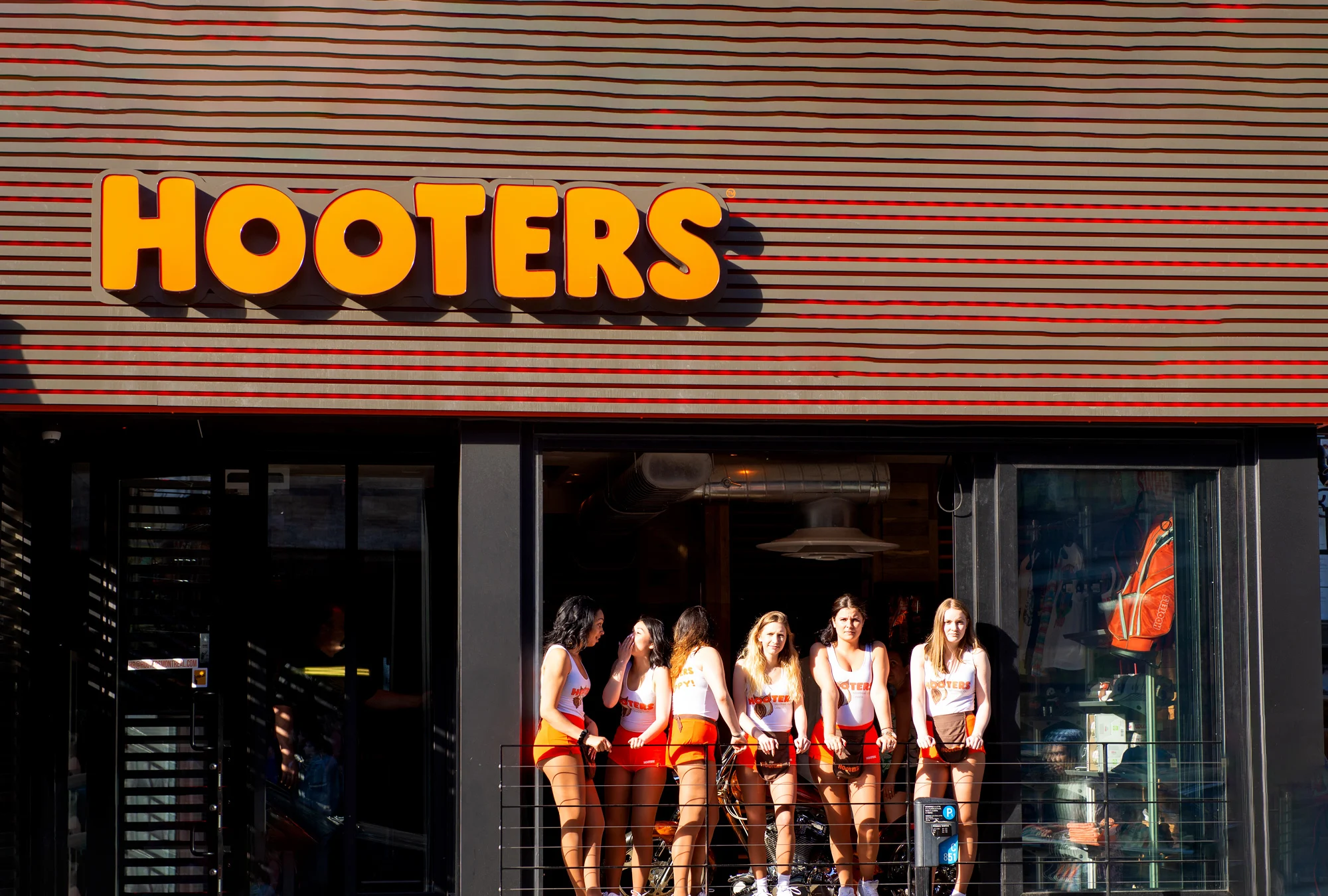 EEUU | Mujer logra ganar $451 por trabajar 4 horas en Hooters 