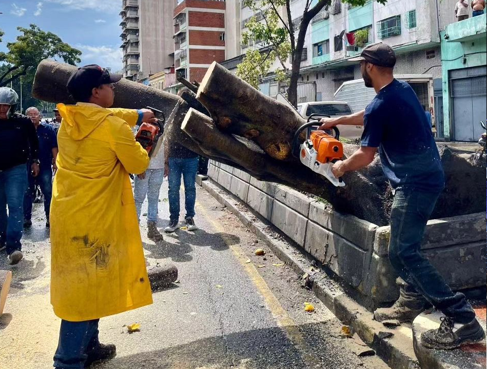 Atienden incidencias en Caracas por fuertes lluvias (+Videos)