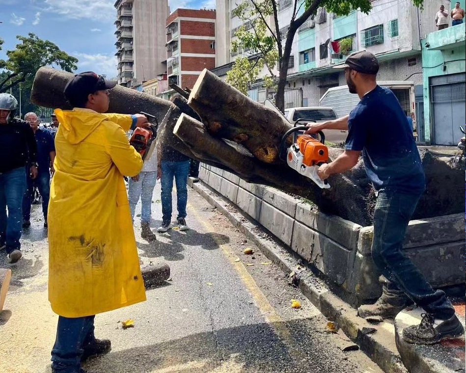 Atienden incidencias en Caracas por fuertes lluvias (+Videos)