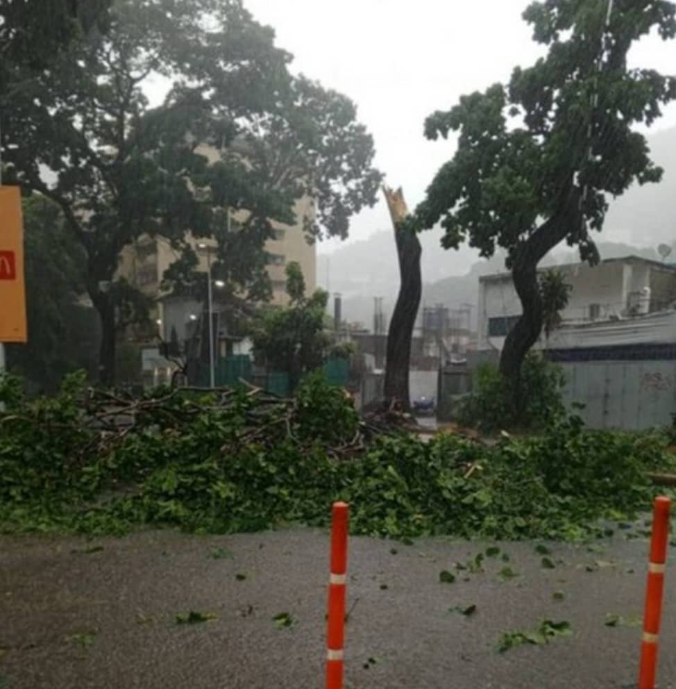 Así se derrumbó el techo de este centro comercial en Caracas por las fuertes lluvias