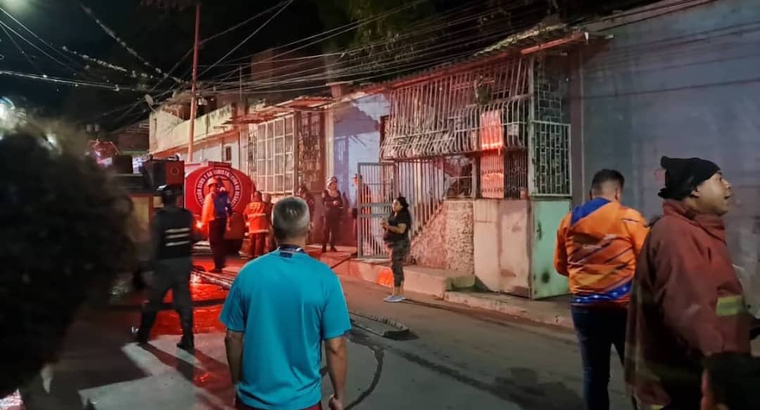 Reportan vivienda en libre combustión en La Vega este #13Ago (+Fotos)