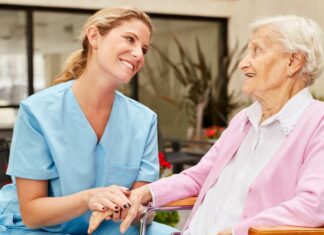 California ofrece $6.000 de incentivo por aprender a cuidar ancianos (+Detalles)