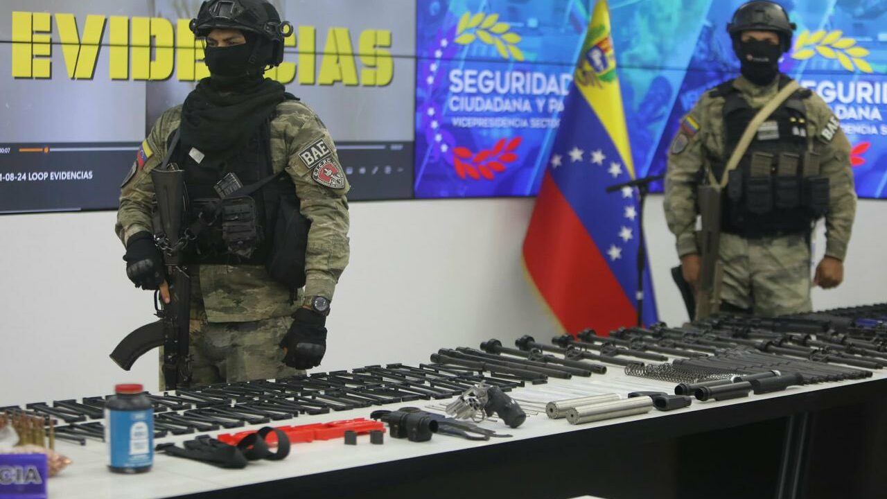 Detienen a dos sujetos que fabricaban armas de guerra en Quinta Crespo