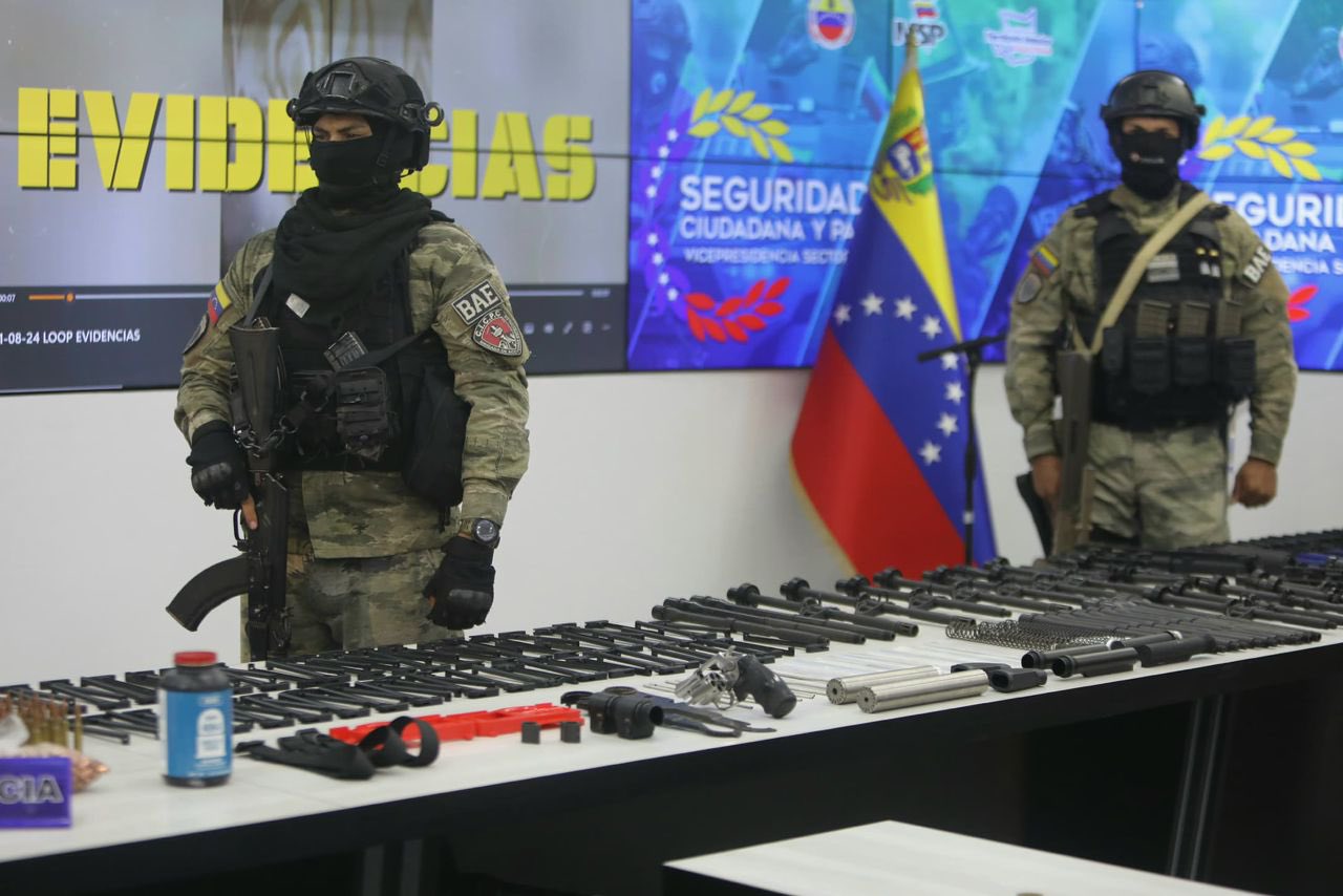 Detienen a dos sujetos que fabricaban armas de guerra en Quinta Crespo