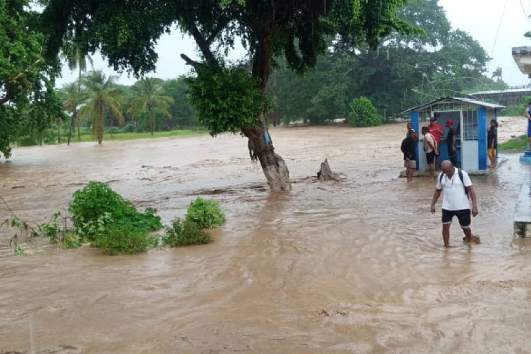 Sucre | Autoridades atienden población afectada por fuertes lluvias