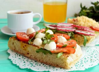 Tostadas con tomate, perlas de mozzarella y rúcula